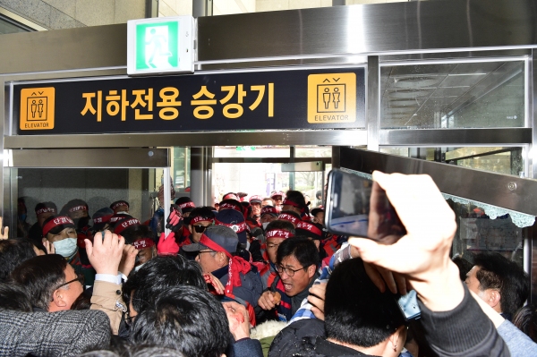 지난 5일 오후 삼성교통 노조원들이 진주시청사를 점거하기 위해 시청 직원들과 몸싸움을 벌이고 있다.