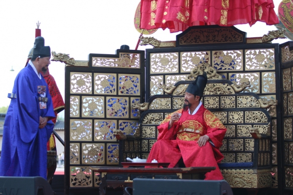 서울 광화문서 왕의 녹차 진상식 재연