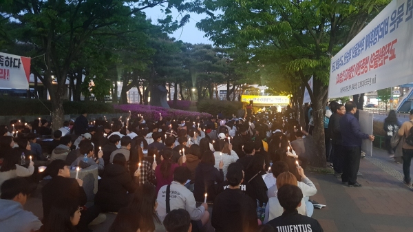 한국국제대 교수 및 학생, 교직원들로 형성된 ‘학교 정상화를 위한 공동대책위원회’는 지난 18일 진주시청 앞에서 촛불집회를 열어 일선학원 퇴출 때까지 투쟁할 것을 결의했다.