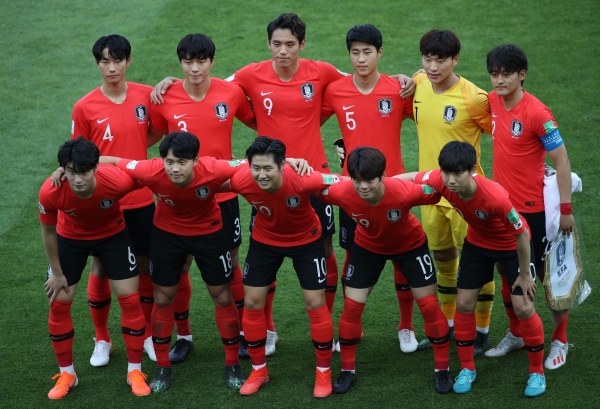 16일 오전 1시 폴란드 우치 경기장에서 열린 2019 국제축구연맹(FIFA) 20세 이하(U-20) 월드컵 결승 한국과 우크라이나의 경기. 한국 선수들이 기념촬영을 하고 있다.