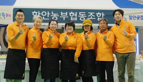 박재민 대표(왼쪽)와 함안농부협동조합원들과 행사장에서 함께한 모습.