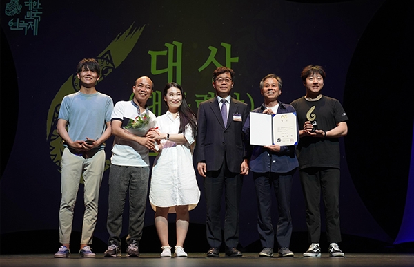 경남 극단 ‘예도’가 지난 25일 서울 대학로 아르코예술극장 대극장에 열린 제37회 대한민국연극제 폐막식에서 대상인 대통령상을 수상했다.