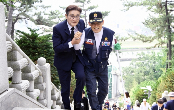 김일권 양산시장이 현충일 기념행사에서 국가유공자와 함께 걷고 있다.