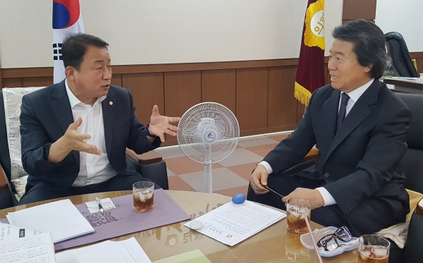 김형수 제8대 김해시의회 의장과 본지 이봉우 기자가 인터뷰를 진행하고 있다.