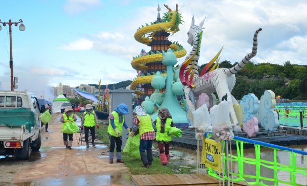 3일 진주시자원봉사자들이 태풍 ‘미탁’으로 침수된 진주남강유등축제장을 복구하고 있다. 이용규기자
