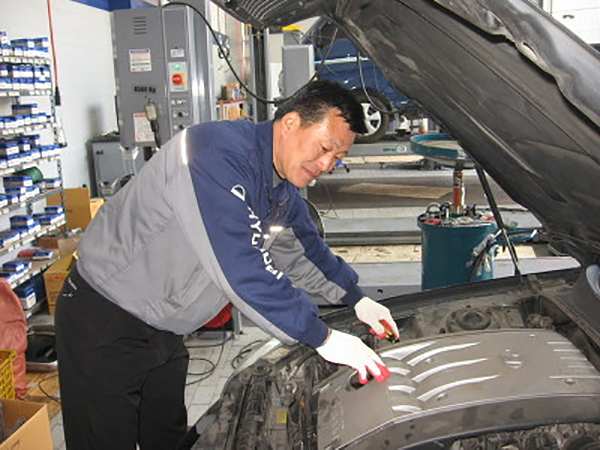 김희창 대표가 차량을 점검하고 있다.