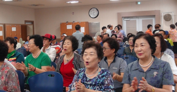 신정화씨가 창원 마산 회원동 석전동 진동복지관에서 노래교실을 통해 주민들에게 즐거움을 선사하고 있다.