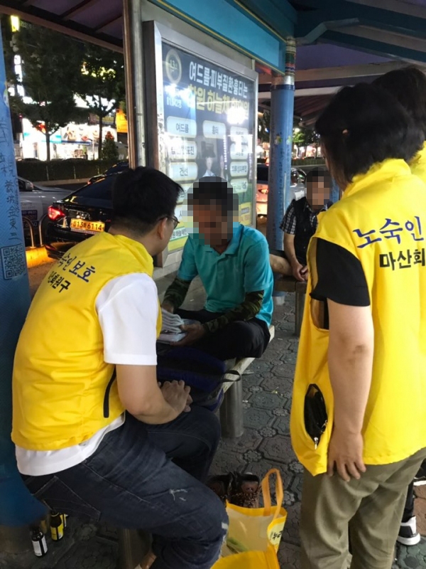 창원시 마산회원구는 지난 11일 마산시외버스터미널, 마산역 등을 중심으로 노숙인 야간 보호활동을 펼쳤다.