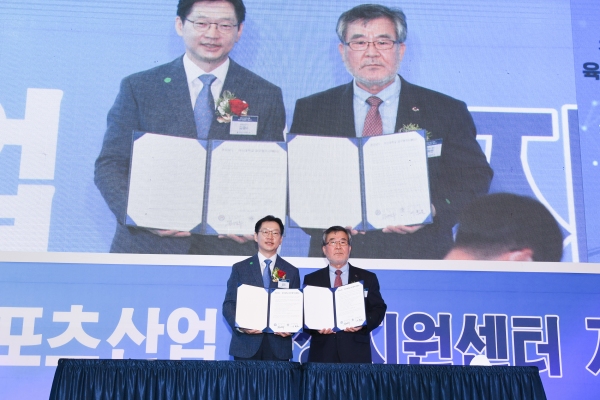 김경수 도지사와 이학은 마산대 총장이 센터 운영 협약을 체결했다.