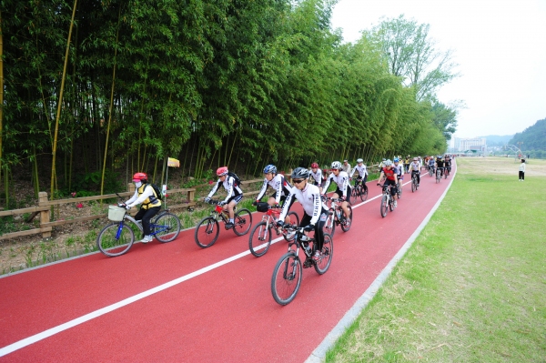 진주시 경남문화예술회관~진양교 자전거 구간에서 시민들이 자전거를 타고 있다.