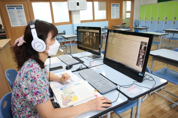 경남형 미래교육지원플랫폼 ‘아이톡톡’을 시연하고 있다.