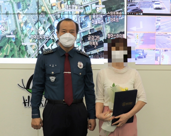 함안경찰서 한정우 서장은 함안군통합관제센터 CCTV 관제요원 김 모씨에게 경찰서장 표창을 수여했다.