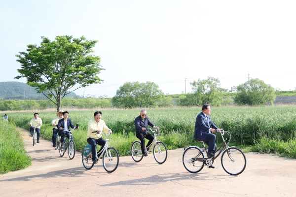함안 강나루 생태공원 자전거를 대여해 청보리밭 사이를 거닐다
