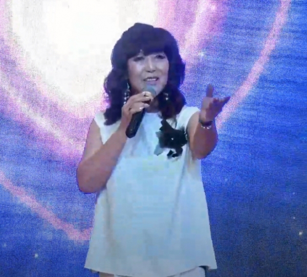 행사장에서 노래를 하고 있는 가수 수현씨.