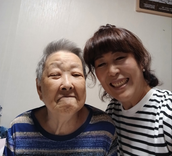 활짝 웃고 있는 가수 수현씨와 어머니.