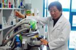 머쉬토피아 대표이사 이현욱 박사가 새송이 버섯 추출물을 연구하는 모습.