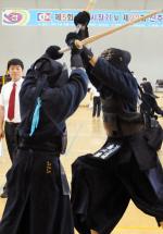 지난 12일 진주에서 열린 진주시장기 검도대회(도내 전역)에서 김종출 회원이 30대 우승을 차지했다. 사진은 황문원(오른쪽·신안검도관)이 공격하고 있는 모습.