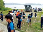진양호 수변에서 문산초등학교 학생들이 정화활동을 펼치고 있다.
