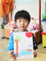 진주 신안초등학교 병설유치원 7세 권준현 어린이는 독서하는 습관으로 인해 언어 능력이 매우 뛰어난 어린이다.