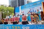 산청군생활개선회 산엔락모듬북예술단이 서울 청계천에서 열린 산청농·특산물 홍보 행사에서 공연을 가졌다.