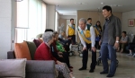 한국남동발전이 복지시설 봉사활동을 실시한 가운데 최상화 감사위원이 어르신과 담소를 나누고 있다.