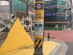 부산 해운대구 장산초등학교 앞에 설치된 노란전신주 모습.
