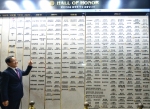 이상경 총장이 대학발전기금 기부자들의 뜻을 되새기고 후학들에게 알리기 위해 조성한 명단 ‘HALL OF HONOR’를 소개하고 있다.