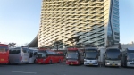 진주에 있는 경남혁신도시 한국토지주택공사(LH) 본사 주차장에는 금요일 오후가 되면 가족을 찾아 수도권 등으로 가는 직원들을 이송하는 10여대의 버스가 주차돼 있다.