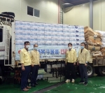 김해시와 김해시의회가 11일 최근 집중호우로 침수피해가 극심한 하동군을 돕기 위해 일손지원과 함께 재난구호 물품을 지원했다.