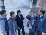 남해읍 주민자치회, 어르신 집 앞 호롱불 설치 현장확인 